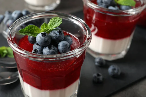 Lahodná Panna Cotta Ovocnými Coulis Čerstvými Borůvkami Stole Detailní Záběr — Stock fotografie