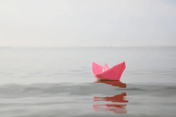 Roze Papieren Boot Wateroppervlak Ruimte Voor Tekst — Stockfoto