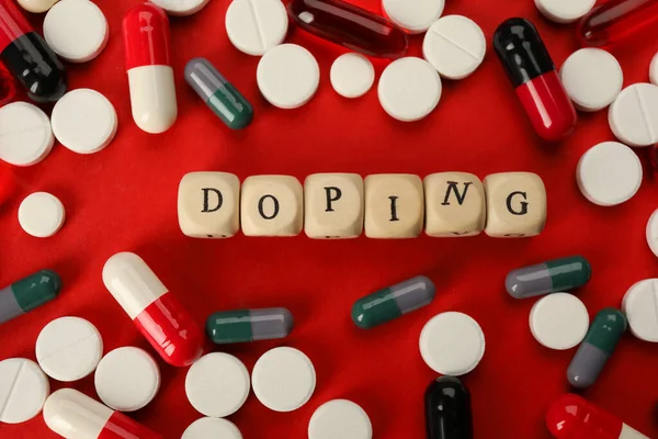 Ahşap Küplerin Üzerinde Kelime Doping Kırmızı Arka Planda Uyuşturucu Düz — Stok fotoğraf