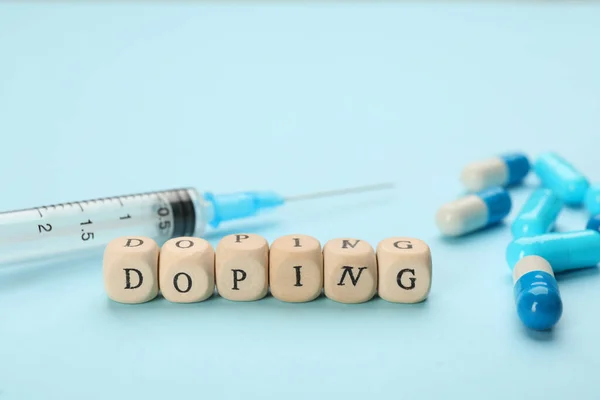 Kelime Doping Ile Tahta Küpler Turkuaz Arka Planda Uyuşturucu — Stok fotoğraf