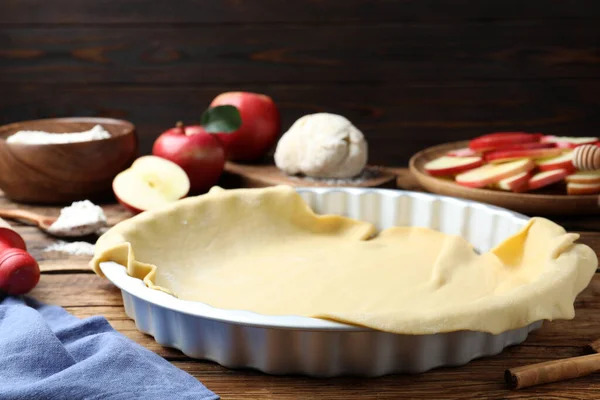 Prato Cozimento Com Massa Crua Para Torta Maçã Ingredientes Mesa — Fotografia de Stock