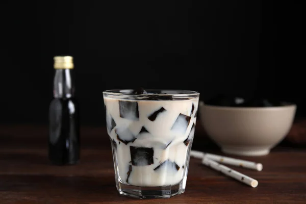 Glas Milch Mit Grasgelee Auf Holztisch — Stockfoto