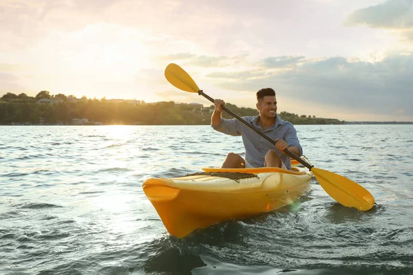 Hombre Feliz Haciendo Kayak Río Atardecer Actividad Verano — Foto de Stock