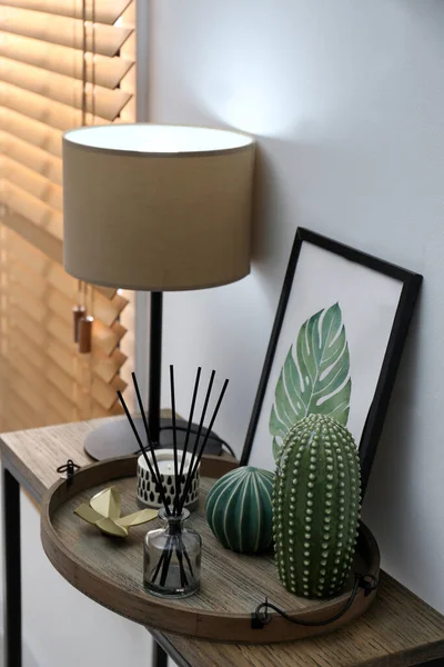 Baki Kayu Dengan Dekorasi Dan Lampu Atas Meja Dalam Ruangan — Stok Foto
