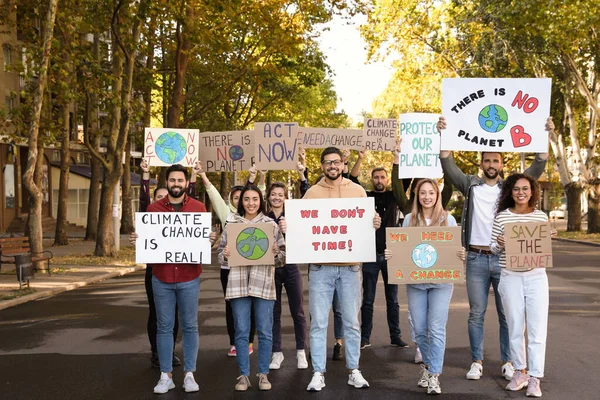 Emberek Csoportja Akik Város Utcáin Tüntetnek Éghajlatváltozás Ellen — Stock Fotó