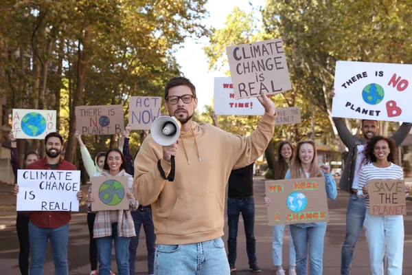 Група Людей Плакатами Які Протестують Проти Зміни Клімату Міській Вулиці — стокове фото