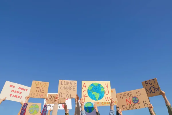 Grupa Osób Plakatami Protestującymi Przeciwko Zmianom Klimatu Zewnątrz Zbliżenie — Zdjęcie stockowe