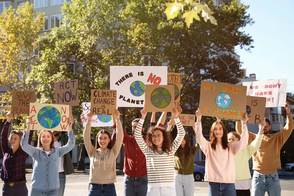 Grupp Med Affischer Som Protesterar Mot Klimatförändringen Stadens Gata — Stockfoto