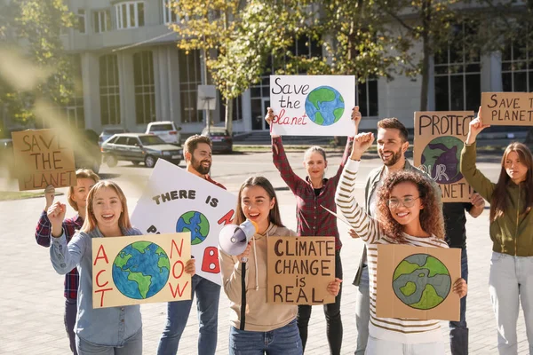 Emberek Csoportja Akik Város Utcáin Tüntetnek Éghajlatváltozás Ellen — Stock Fotó