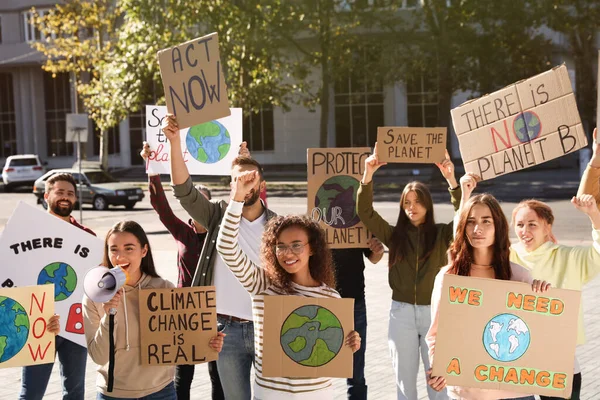 Groep Mensen Met Affiches Die Protesteren Tegen Klimaatverandering Straat — Stockfoto