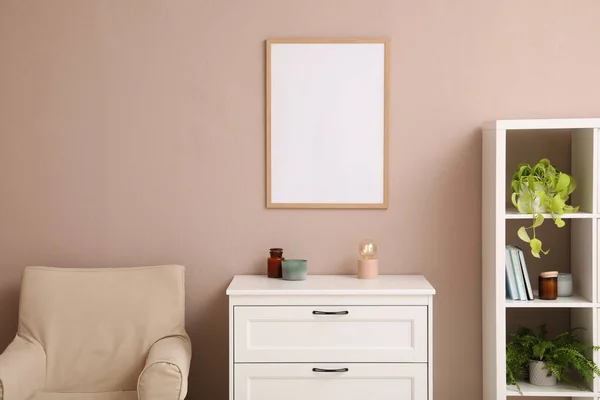 Marco Vacío Colgando Pared Rosa Pálido Sobre Cómoda Sala Estar — Foto de Stock