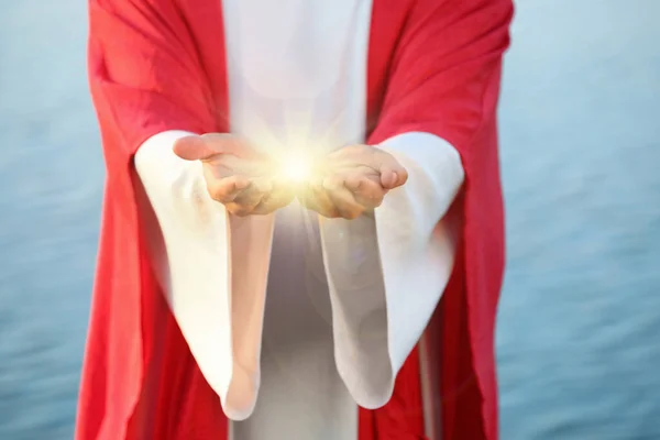 Jezus Christus Aan Het Water Buiten Close Wonderbaarlijk Licht Handen — Stockfoto