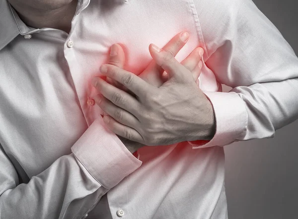 Man Med Hjärtinfarkt Grå Bakgrund Närbild — Stockfoto