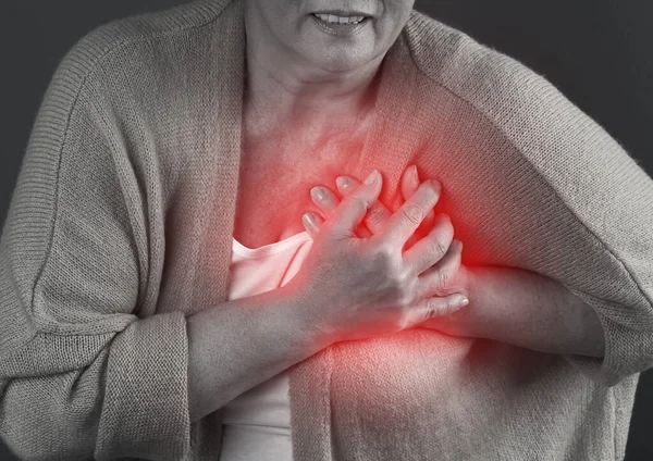 Mujer Madura Teniendo Ataque Corazón Sobre Fondo Oscuro — Foto de Stock