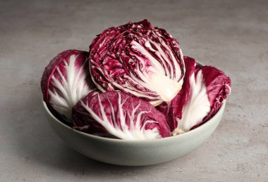 Gri masadaki taze, olgun radicchios.