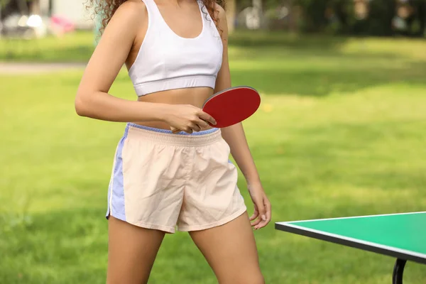 Africano Americano Mulher Jogando Ping Pong Livre Close — Fotografia de Stock