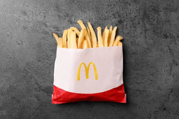 Mykolaiv Ucrânia Agosto 2021 Pequena Porção Batatas Fritas Mcdonald Mesa — Fotografia de Stock