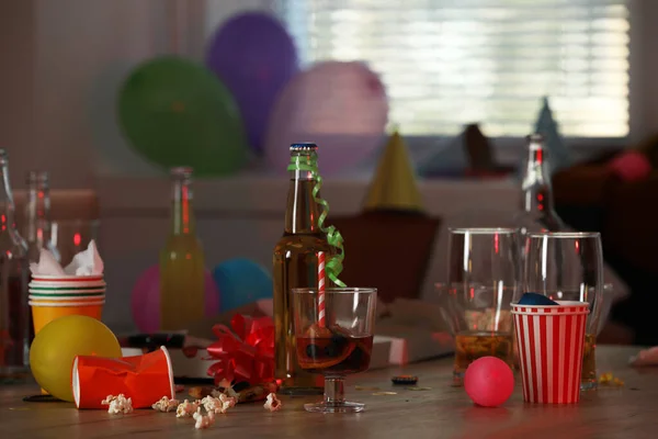 Vista Mesa Bagunçada Após Festa Dentro Casa — Fotografia de Stock