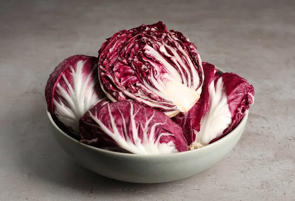 Gri masadaki taze, olgun radicchios.