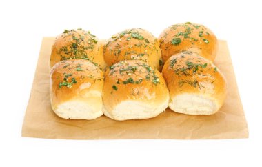 Geleneksel pampushka çörekleri sarımsaklı ve beyaz arka planda otlar