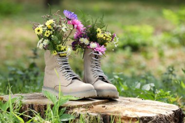 Açık havada çizmeli güzel çiçekler, metin için yer.