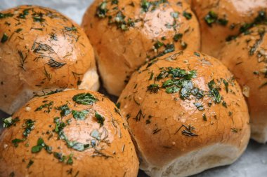 Geleneksel pampushka çörekleri sarımsak ve otlarla, yakın plan.