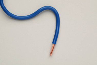 Işık arkaplan üzerinde mavi elektrik kablosu, üst görünüm