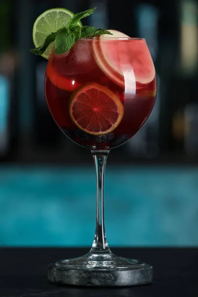 Delizioso Cocktail Sangria Tavolo Nero Nel Bar — Foto Stock