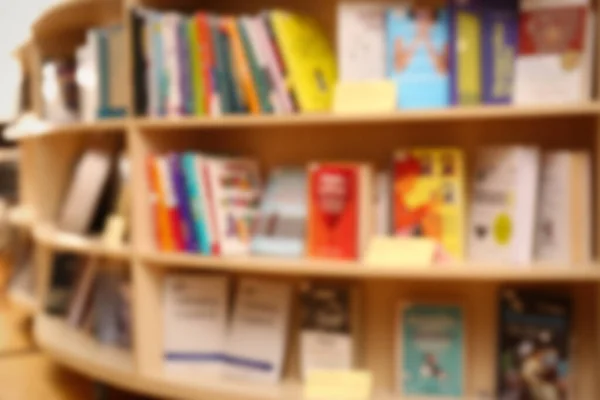 Vista Offuscata Dei Libri Sugli Scaffali Biblioteca — Foto Stock