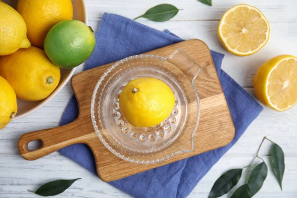Espremedor Vidro Limões Frescos Limão Mesa Madeira Branca Leigos Planos — Fotografia de Stock