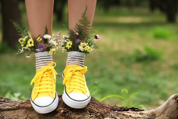 Mulher Tronco Com Flores Meias Livre Close Espaço Para Texto — Fotografia de Stock