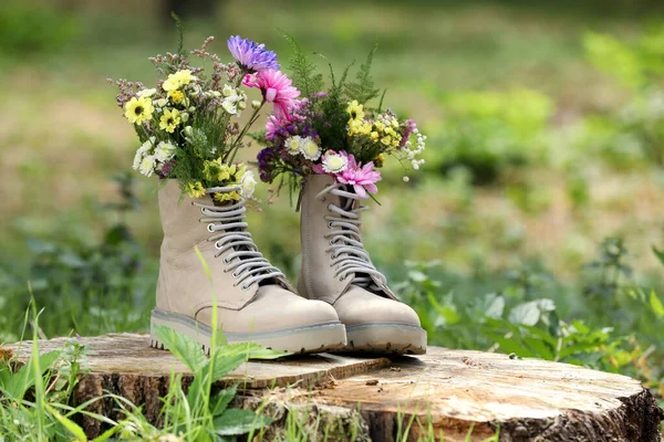 美しい花でブーツでスタンプ屋外 スペースのためのテキスト — ストック写真
