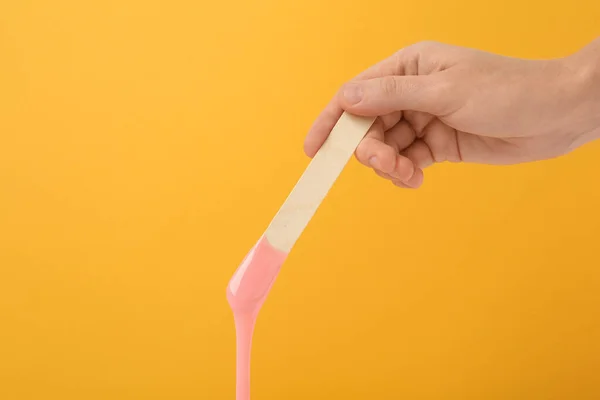 Mulher Segurando Espátula Com Cera Depilatória Quente Fundo Amarelo Close — Fotografia de Stock