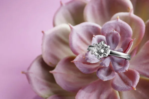 보석에 보석으로 장식된 아름다운 럭셔리 약혼반지 클로즈업 — 스톡 사진