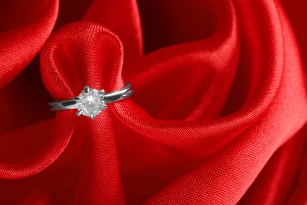 Kırmızı Kumaşlı Değerli Taşlı Güzel Bir Nişan Yüzüğü Yakın Plan — Stok fotoğraf