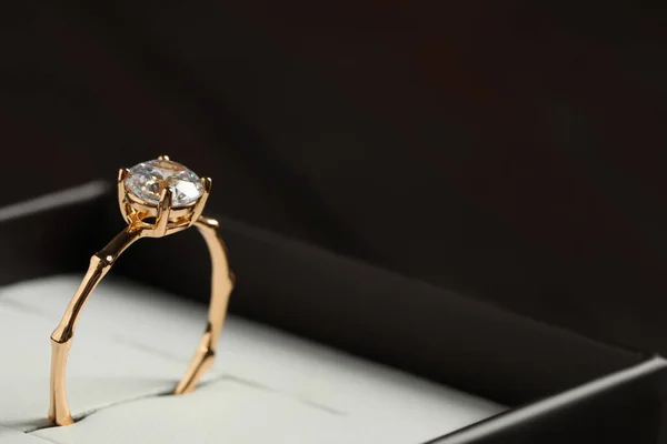 Kutuda Güzel Bir Nişan Yüzüğü Yakın Plan Metin Için Boşluk — Stok fotoğraf