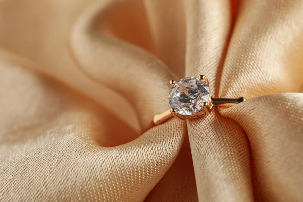 Bej Kumaşlı Değerli Taşlı Güzel Nişan Yüzüğü Yakın Plan — Stok fotoğraf