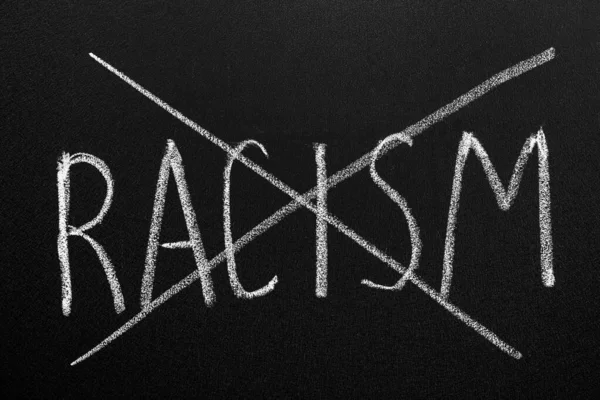 Cruzou Palavra Racismo Escrito Com Giz Quadro Negro — Fotografia de Stock