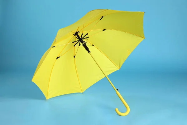 Elegante Paraguas Amarillo Abierto Sobre Fondo Azul Claro — Foto de Stock