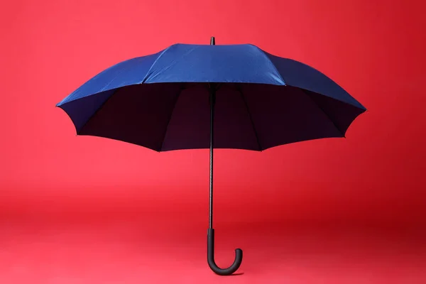 Elegante Paraguas Azul Abierto Sobre Fondo Rojo — Foto de Stock