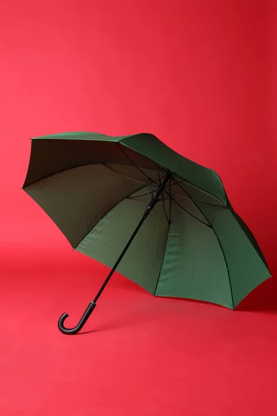 Elegante Paraguas Verde Abierto Sobre Fondo Rojo — Foto de Stock