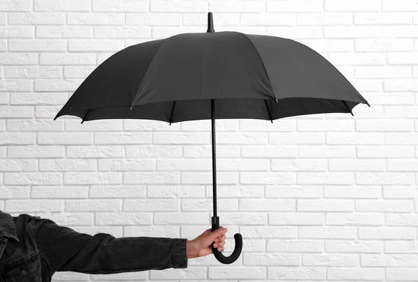 Mujer Con Paraguas Negro Abierto Cerca Pared Ladrillo Blanco Primer — Foto de Stock