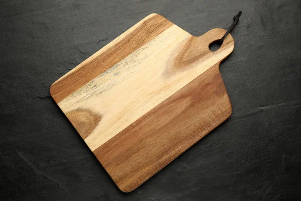 Wooden Cutting Board Black Table Top View Cooking Utensil — Stock Photo, Image
