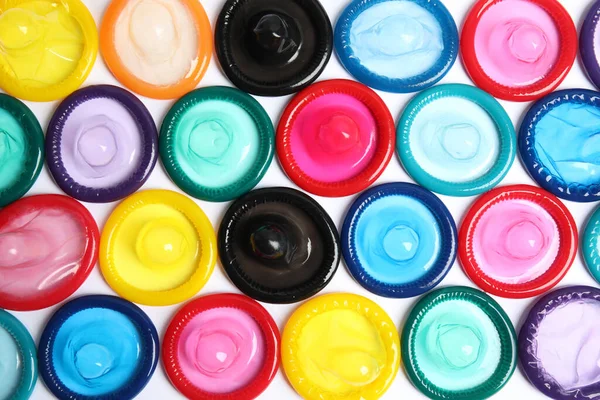 Rozpakowane Kolorowe Kondomy Białym Tle Widok Góry Bezpieczny Seks — Zdjęcie stockowe