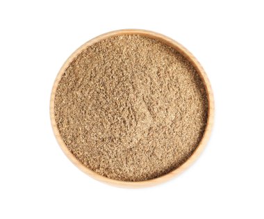 Beyaz arka planda pudralanmış kişniş ile ahşap kase, üst manzara.