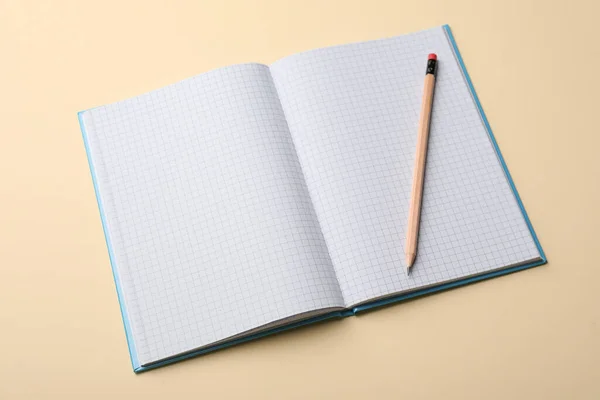 Cuaderno Abierto Con Hojas Blanco Lápiz Sobre Fondo Beige —  Fotos de Stock