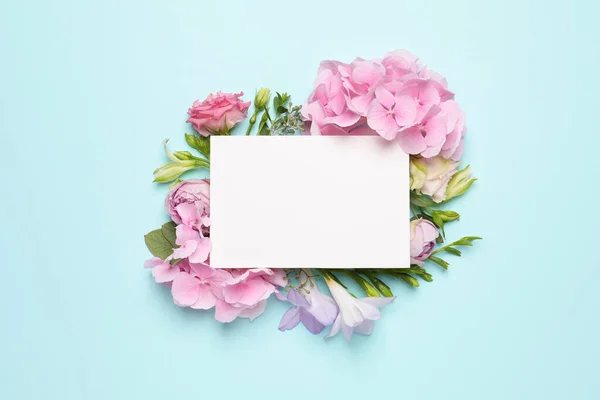 Όμορφη Σύνθεση Άνθη Ορτενσίας Και Λευκή Κάρτα Γαλάζιο Φόντο Πάνω — Φωτογραφία Αρχείου