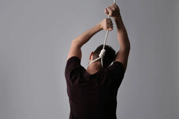 Boynunda Olan Bir Adam Açık Gri Arkaplan Arka Plan — Stok fotoğraf