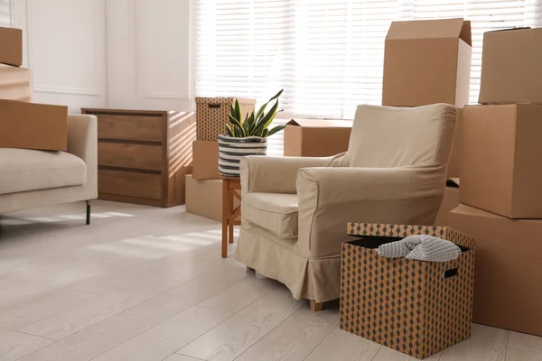 Muebles Cajas Cartón Con Cosas Empaquetadas Habitación Día Movimiento — Foto de Stock
