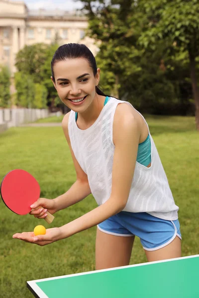 Mujer Joven Jugando Ping Pong Aire Libre Día Verano —  Fotos de Stock